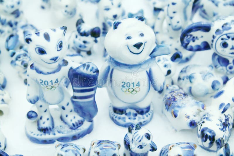 ПЕРМЬ, РОССИЯ - 6-ОЕ ЯНВАРЯ 2014: Сувениры тигр и медведь - символы стоковое изображение
